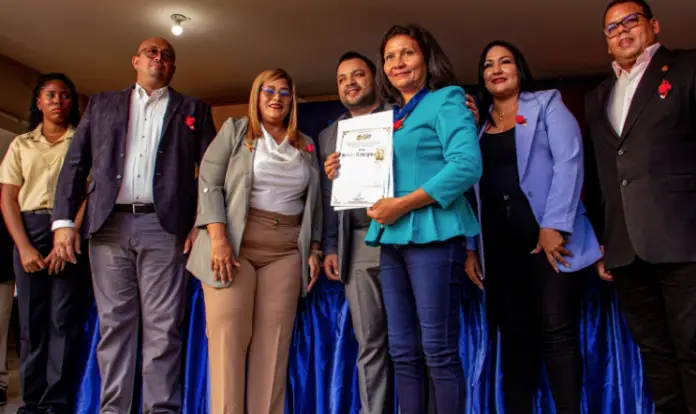 El Consejo Legislativo del estado Falcón (CLEF) realizó, este jueves, una sesión especial para honrar a los maestros de Falcón en las instalaciones de la ETIR Pedro Curiel Ramírez, en Coro.