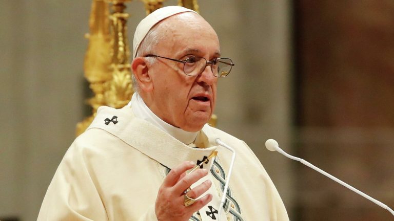 El Papa insiste en que “no se bendice la unión homosexual” sino a las personas