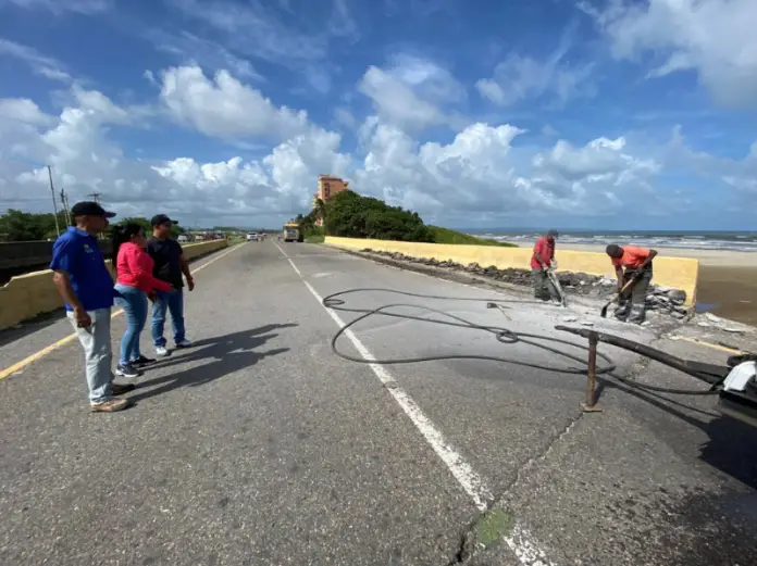 Este viernes 5 se dió inicio a los trabajos de la primera parte de demolición del puente Aragüita del municipio José Laurencio Silva.