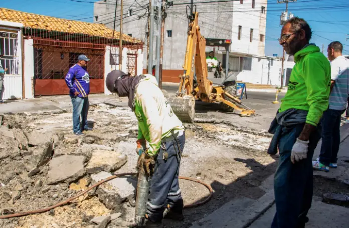 Como parte de la agenda vial y de cara al aniversario de Punto Fijo, realizan trabajos de reparación de la calle Zamora, en pleno centro del municipio Carirubana.