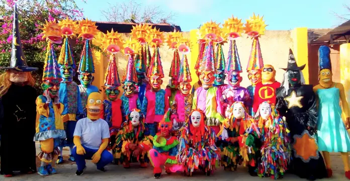 Los Locos de Cumarebo acompañan la llegada de los Día de los Reyes Magos este 6 de enero en el municipio Zamora para alegrar a propios y visitantes.