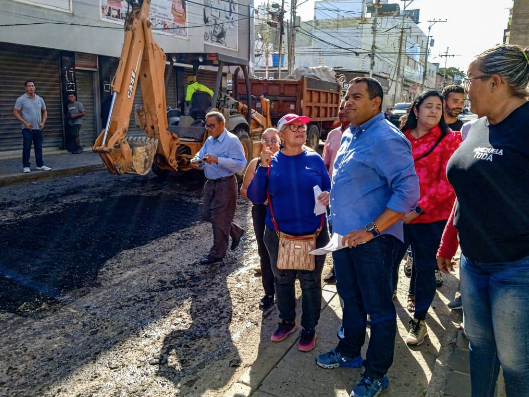 El gobernador, Víctor Clark, inspeccionó la colocación de 200 toneladas de asfalto en la calle Arismendi de Punto Fijo.