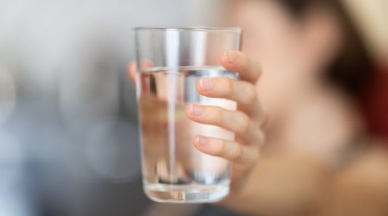 Entérate| ¿Beber agua antes de comer te ayuda a bajar de peso?