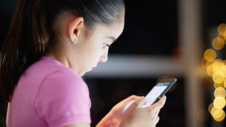 Niños con teléfonos a temprana edad se convierten en adultos con peor salud mental