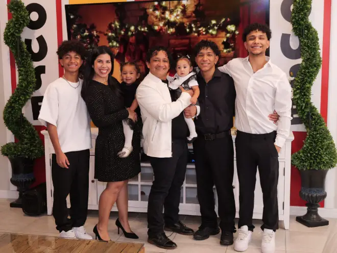 El coriano Alexis Sanchez, ganador de 4 premios Emmy, volvió a su tierra natal para visitar a su familia tras más de diez años lejos de su terruño.