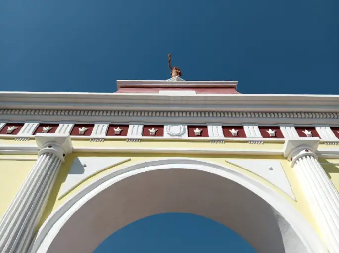 Con casi seis metros de altura la pieza con estilo francés, el Arco de la Federación se impone entre la vida urbana de la ciudad de Coro.