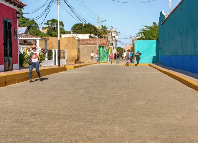 El paso vehicular fue restablecido por la Calle Urdaneta cuando el gobernador, Víctor Clark y el alcalde, Henry Hernández, entregaron su rehabilitación.