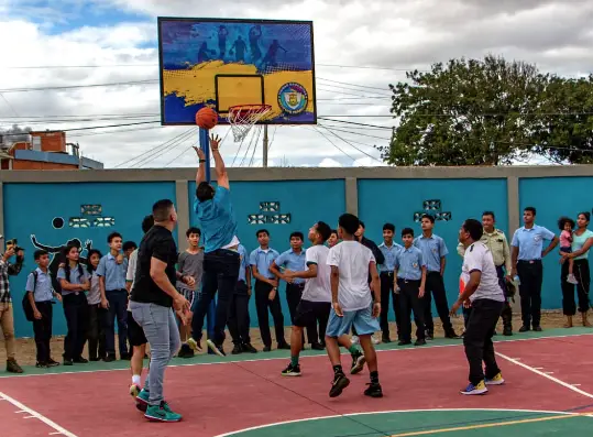 El gobernador de Falcón, Víctor Clark, inauguró este viernes la Cancha José Clara del Instituto Educativo Paraguaná de Punto Fijo.