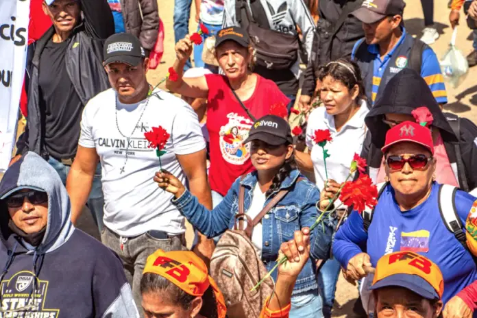 La tradicional marcha de los Claveles Rojos en honor a Alí Primera se llevó a cabo con un gran entusiasmo por enaltecer la lucha del cantautor del pueblo.