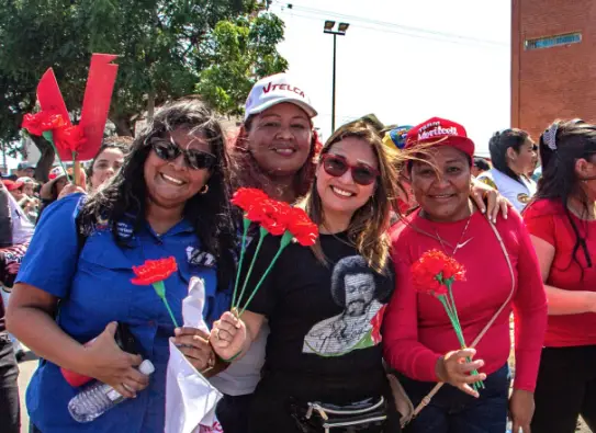 La tradicional marcha de los Claveles Rojos en honor a Alí Primera se llevó a cabo con un gran entusiasmo por enaltecer la lucha del cantautor del pueblo.