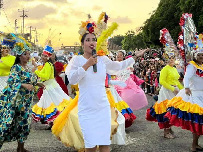 VIDEO | Coloridas comparsas y disfraces en el municipio Falcón