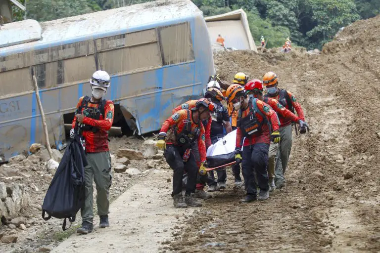 Deslizamiento en mina deja 54 muertos y 63 desaparecidos