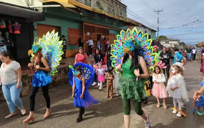 Este viernes, la población de Churuguara disfrutó del desfile de 17 escuelas como parte de los Carnavales Pedagógicos 2024.