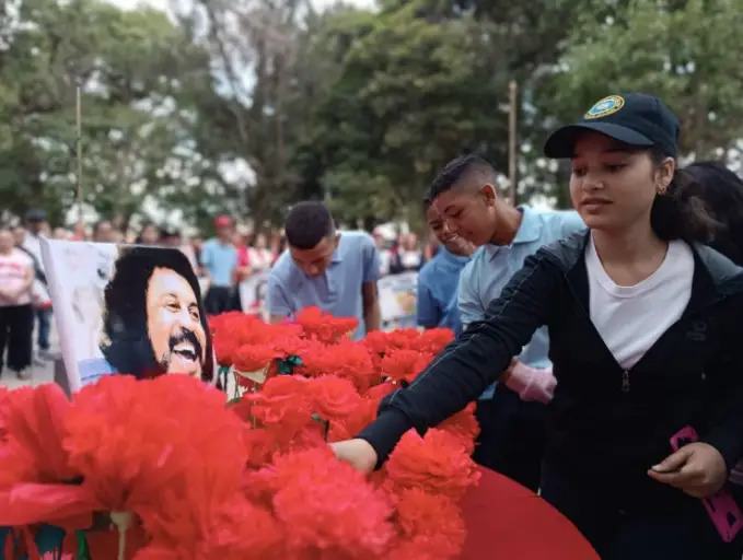 Con una marcha y una concentración en la plaza Bolívar de Churuguara del municipio Federación, centros educativos rindieron un homenaje al Panita Alí con claveles rojos.