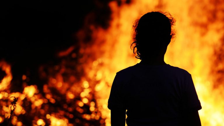 Mujer falleció tras ser quemada con gasolina por su esposo