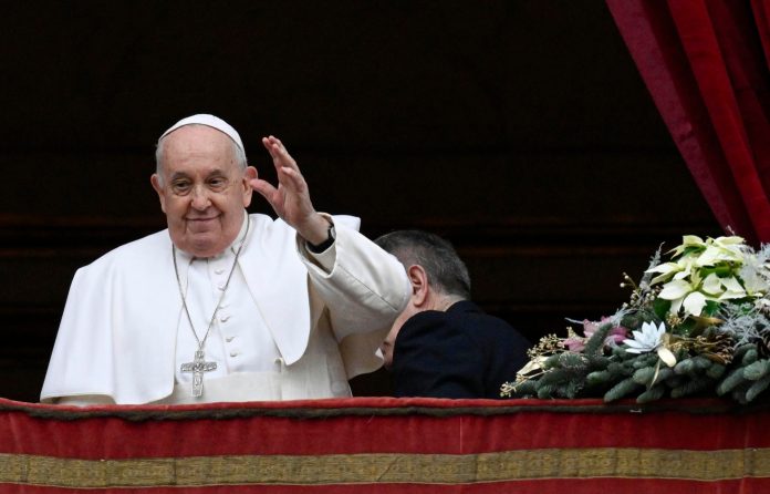 El Papa: es una hipocresía criticar la posibilidad de bendecir a parejas homosexuales