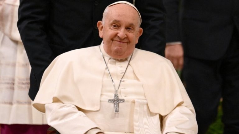 El Papa acude a un hospital de Roma para una visita médica por su gripe