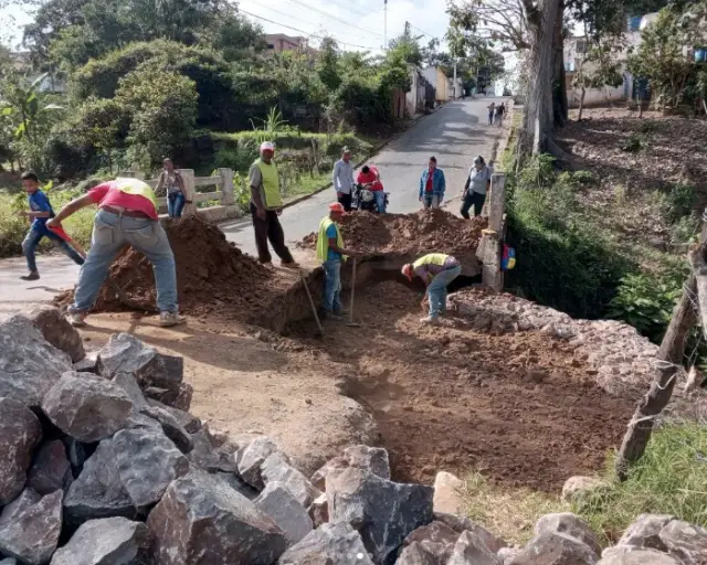 El equipo de Servicios Públicos de la alcaldía del municipio Federación realizan mantenimiento en el paso de las quebradas ubicadas en la parroquia Agua Larga.
