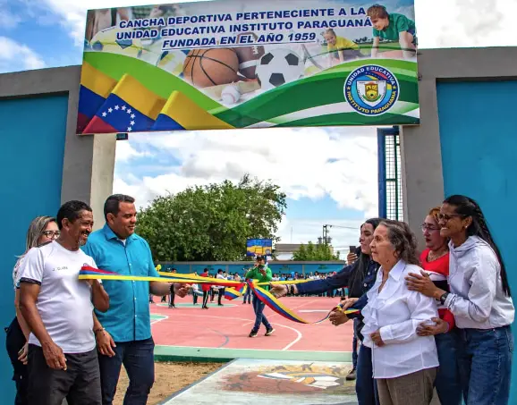 El gobernador de Falcón, Víctor Clark, inauguró este viernes la Cancha José Clara del Instituto Educativo Paraguaná de Punto Fijo.