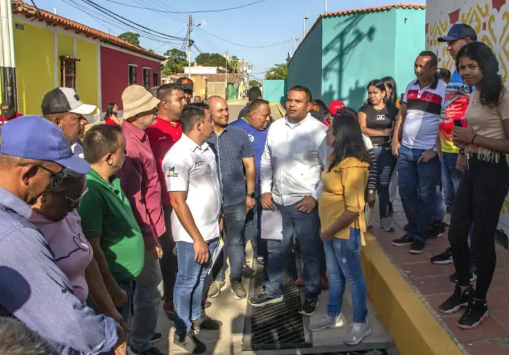 El paso vehicular fue restablecido por la Calle Urdaneta cuando el gobernador, Víctor Clark y el alcalde, Henry Hernández, entregaron su rehabilitación.