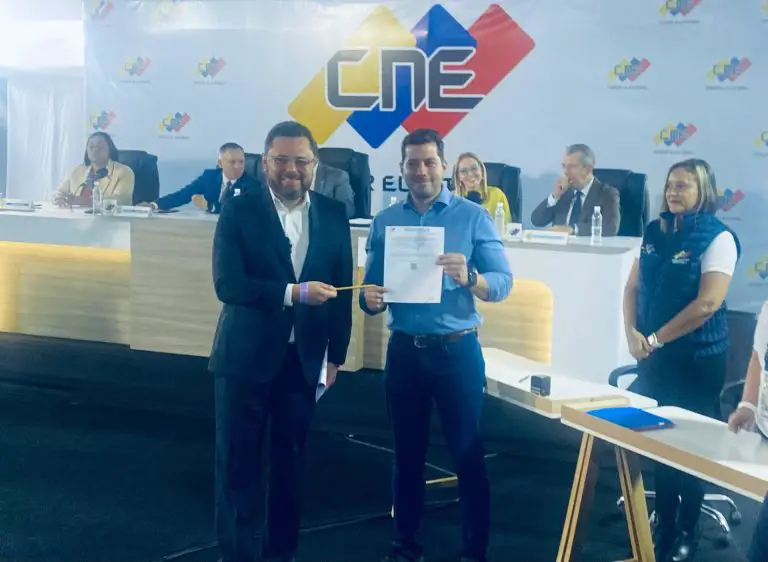 Antonio Ecarri presentó su candidatura ante el CNE