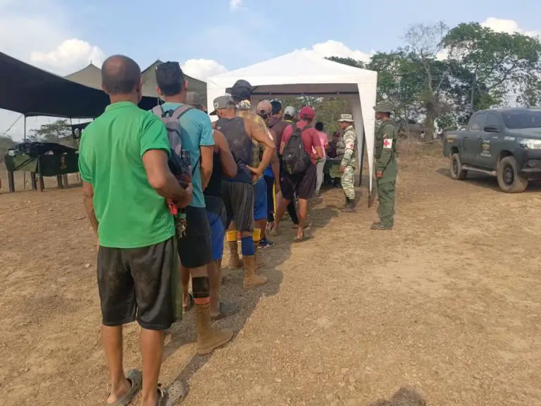 Desalojados de mina Bulla Loca, van 2.800 personas (Video)