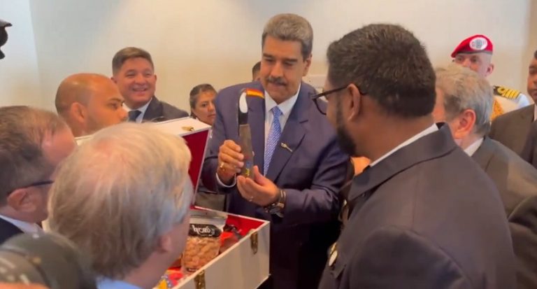 Maduro revela qué contenía el “cofre Clap” que regaló al presidente de Guyana