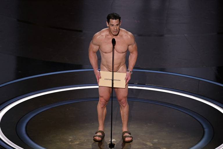 Este actor presentó un premio desnudo en los Oscar (Video)
