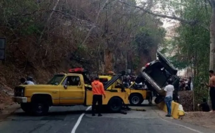 Durante la mañana del sábado, un vehículo con cuatro ocupantes a bordo sufrió un percance al caer por un barranco en la vía que conduce a Ocumare de la Costa.