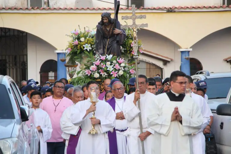 La Arquidiócesis de Coro realizó en todas sus parroquias la procesión del Santo Nazareno para que los habitantes vivieran con fervor la pasión de Cristo.