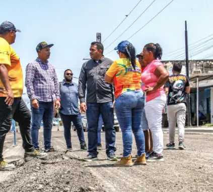 El gobernador, Víctor Clark, cumpliendo agenda de trabajo, supervisó las labores de asfaltado en la avenida Hugo Chávez de Tucacas, municipio Silva.