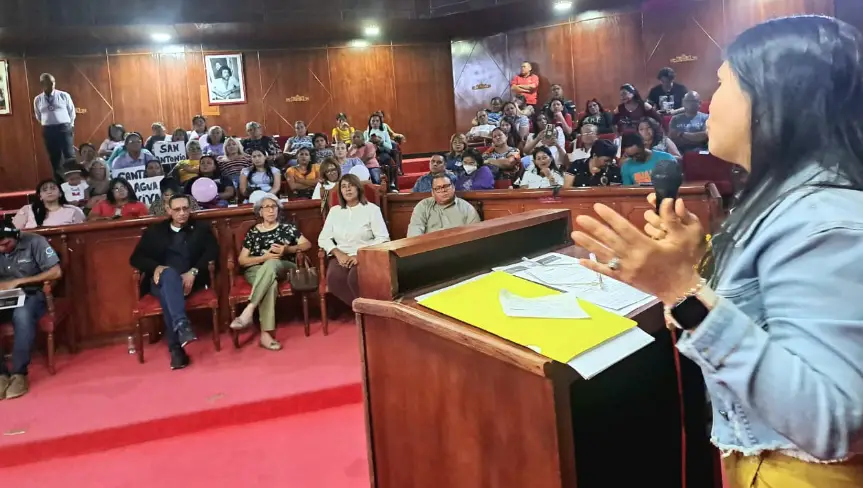 La coordinadora de la Fundación Endometriosis Venezuela en el Estado Falcón, Josahury Pérez, hizo entrega al Parlamento Regional de la propuesta de Ley.