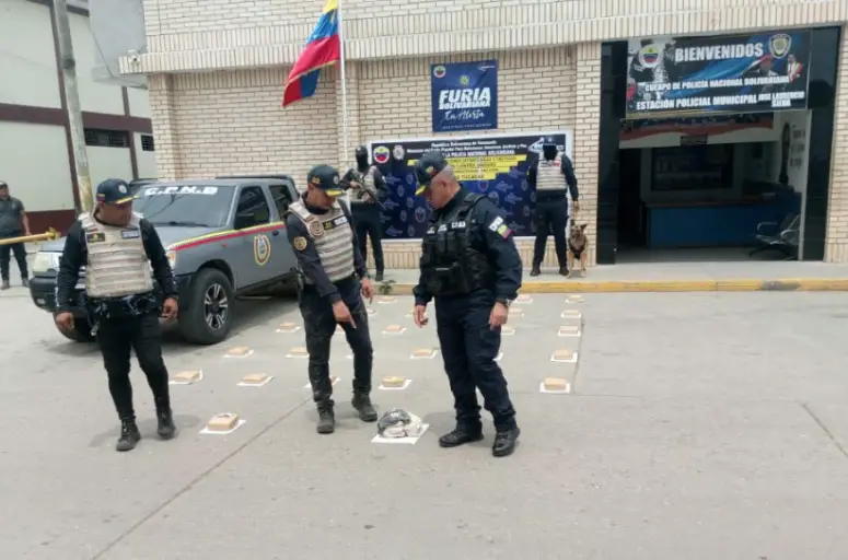 Funcionarios del Cuerpo de Policía Nacional Bolivariana, adscritos a la División Contra Drogas, lograron el hallazgo de 16 kilos de presunta marihuana.