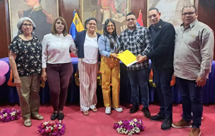 La coordinadora de la Fundación Endometriosis Venezuela en el Estado Falcón, Josahury Pérez, hizo entrega al Parlamento Regional de la propuesta de Ley.