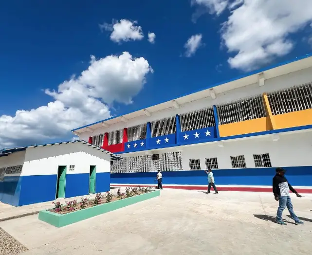 Gobernador de Falcón entrega unidad educativa en Las Piedras