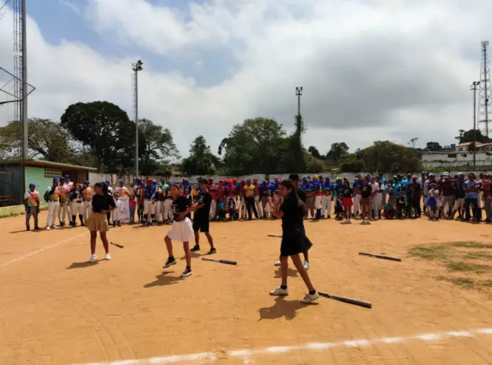 Este fin de semana en Churuguara, municipio Federación, inauguraron los juegos de softbol interinstitucionales.