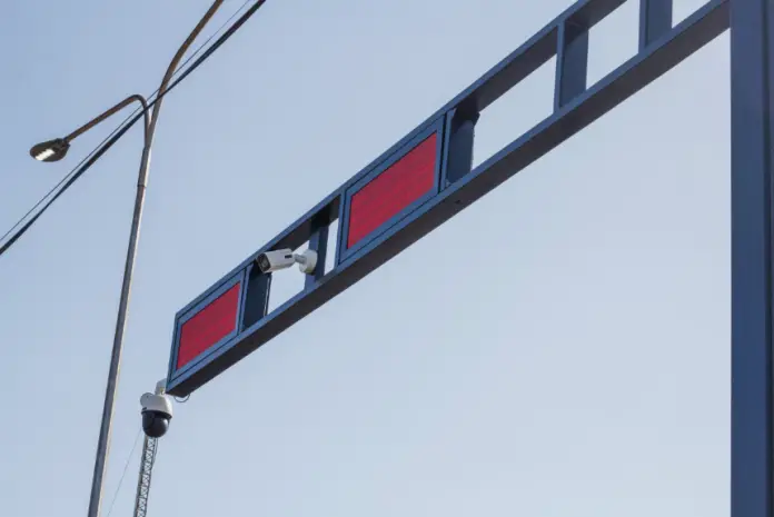 Con el objetivo de tener las avenidas más modernas del país, el Gobierno regional y municipal inició la instalación de los nuevos semáforos.