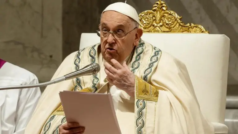 El Papa presidió la Vigilia Pascual desde la basílica de San Pedro
