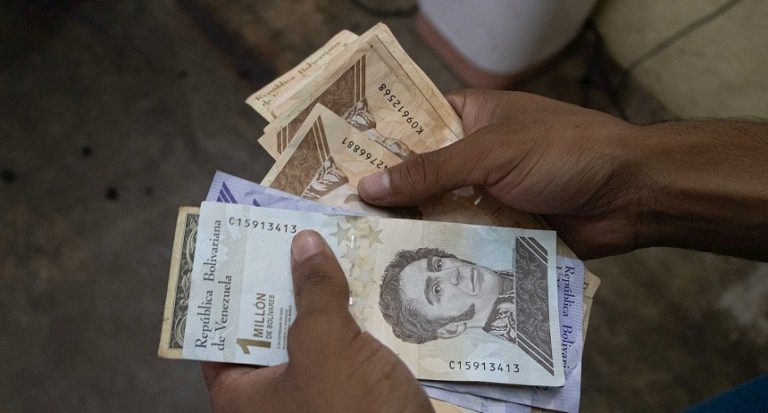 El salario mínimo en Venezuela, dos años en caída libre