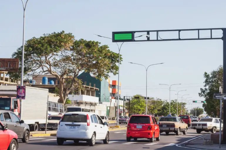 Con el objetivo de tener las avenidas más modernas del país, el Gobierno regional y municipal inició la instalación de los nuevos semáforos.