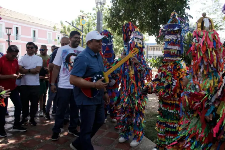 En una segunda jornada, este sábado, la plaza Bolívar de Coro, se vio abarrotada el registro de cultores para participar en la Gran Misión Viva Venezuela, mi Patria Querida.