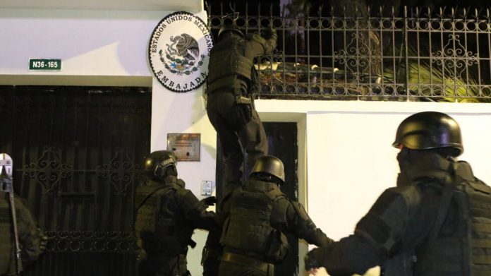 Policía de Ecuador irrumpió en Embajada de México: +detalles