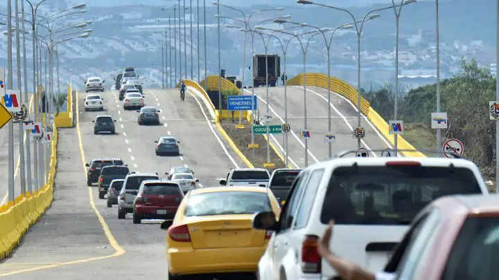 Puentes fronterizos con Colombia amplían horario de tránsito
