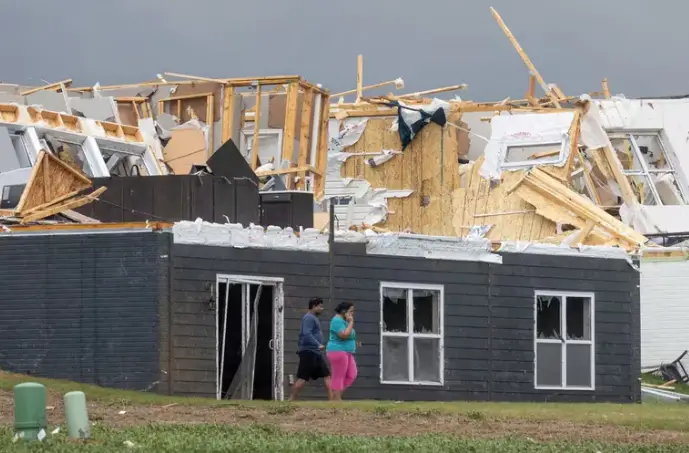Fuertes tornados amenazan a varios distritos de Estados Unidos. Un tornado arrasó los suburbios de Omaha, Nebraska, dejando cientos de hogares afectadas.