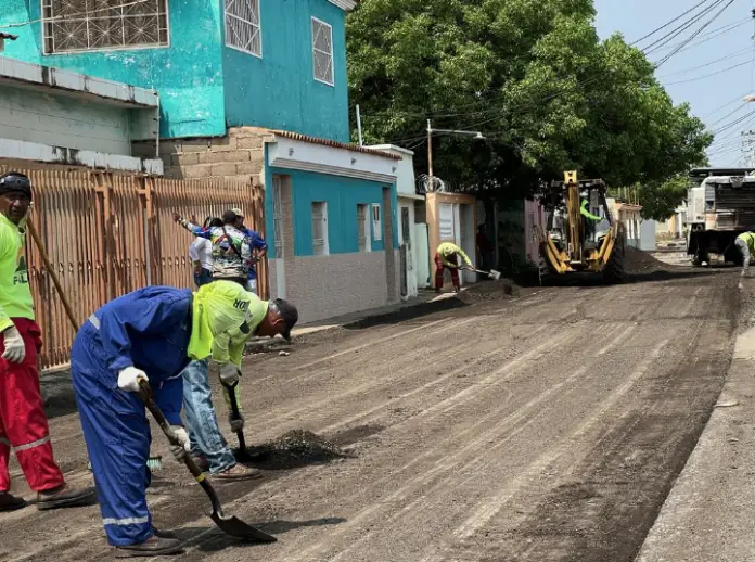 Las cuadrillas de Vías de Falcón se encuentran en la calle Garcés para iniciar con la fase escarificación de la vialidad, su posterior nivelación y asfaltado.