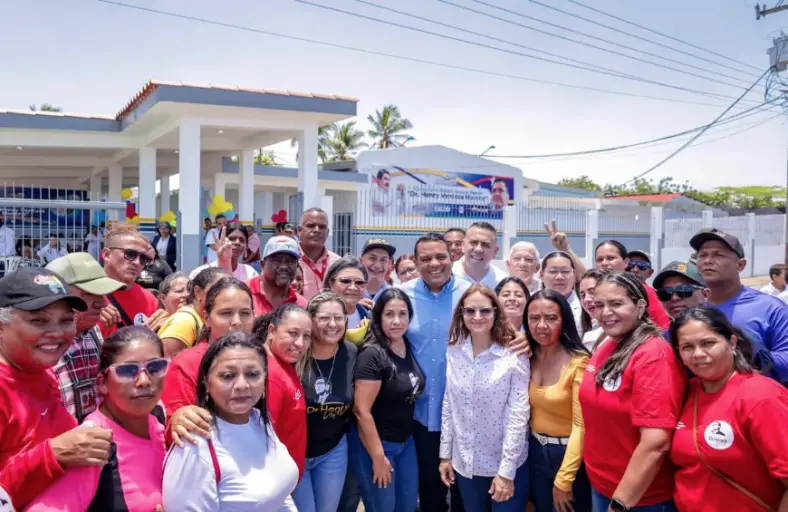 El gobernador del estado Falcón, Víctor Clark y la ministra para la Salud, Magaly Gutiérrez, entregaron a los 13.628 habitantes de Yaracal.
