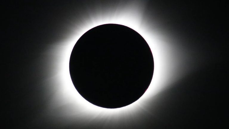 Un eclipse solar total pronto cruzará estos países, ¿cuándo y cómo verlo?