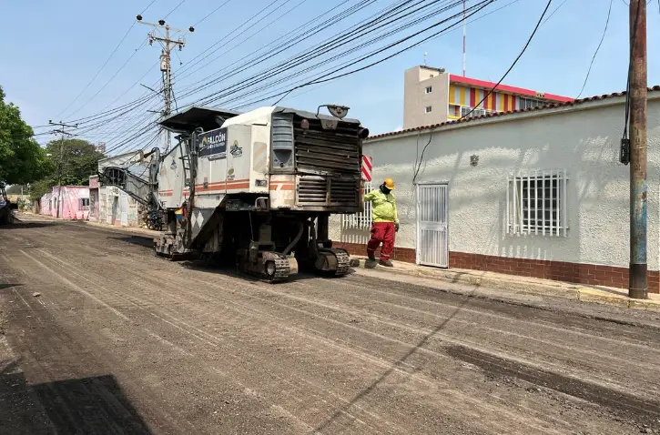 Las cuadrillas de Vías de Falcón se encuentran en la calle Garcés para iniciar con la fase escarificación de la vialidad, su posterior nivelación y asfaltado.