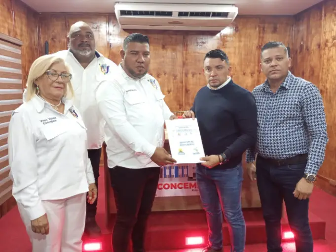 A un año de la desaparición física del concejal Adrián Garcés, el Concejo Municipal de Miranda reinauguró este martes el salón de sesiones con su epónimo.