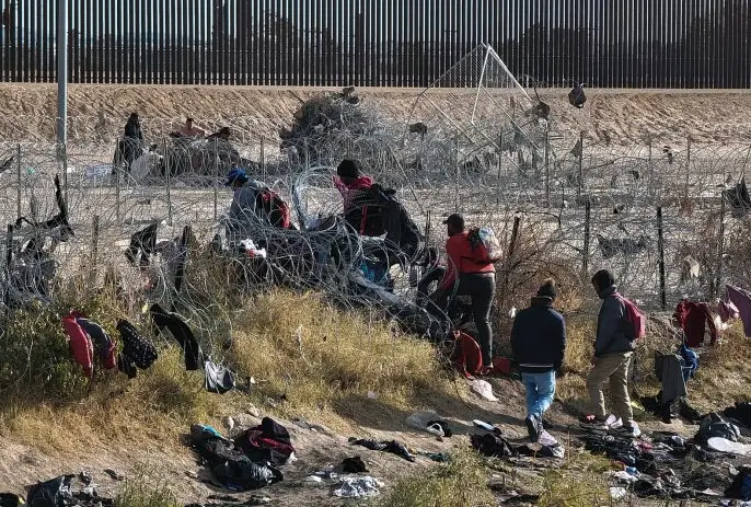 Crece el miedo de migrantes tras masacre al norte de México